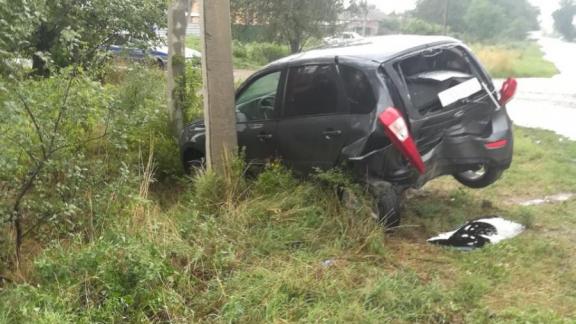 В селе Левокумском «Калина» врезалась в столб, пострадали 2 женщины