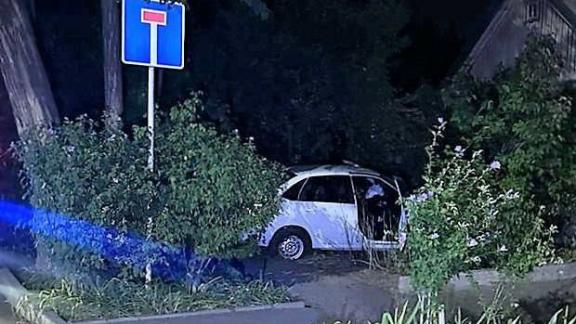 В Ессентуках двое пострадали из-за наезда легковушки на забор частного дома
