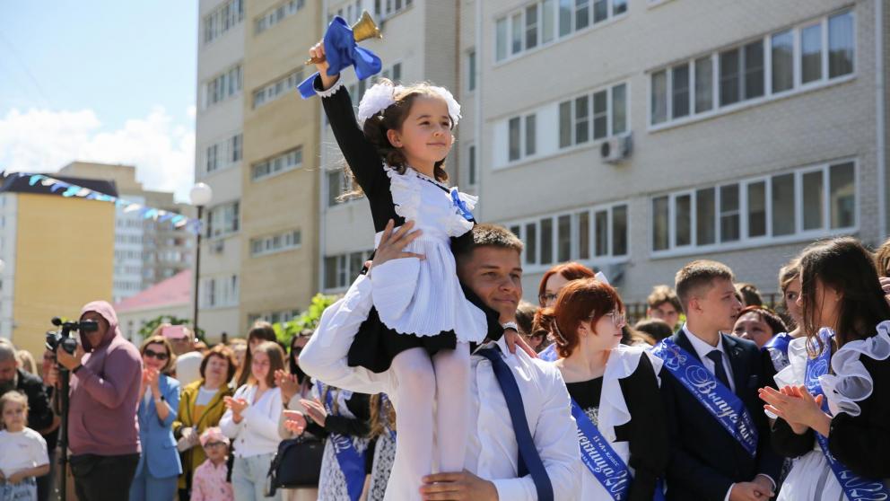 В Ставрополе прозвенел Последний звонок для 1920 выпускников