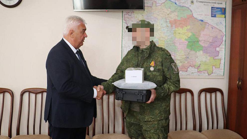 Глава Новоселицкого округа Ставрополья встретился с бойцом СВО