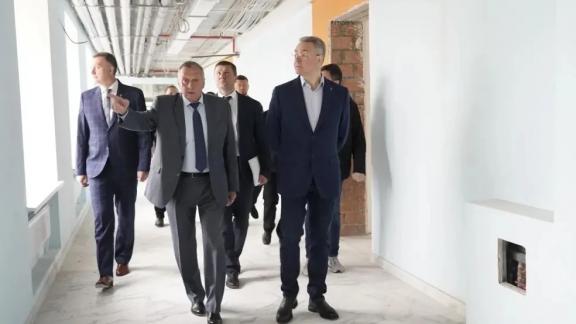 Губернатор Владимиров проверил ход реконструкции школы в Арзгирском округе