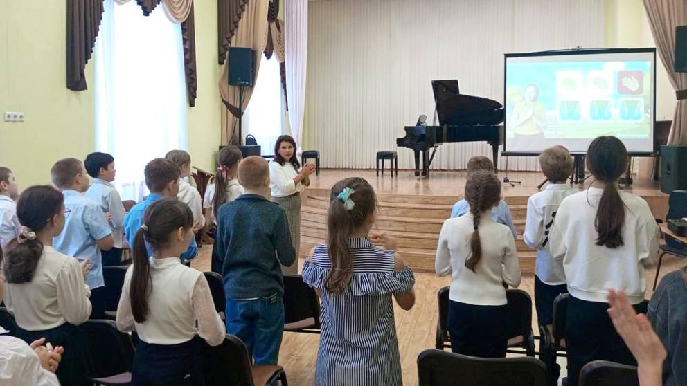 Школьников Невинномысска обучили искусству звучащих жестов