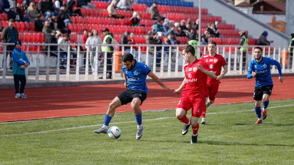 Футболисты ставропольского «Динамо» на своем поле достигли компромисса с ялтинскими «рубинами»