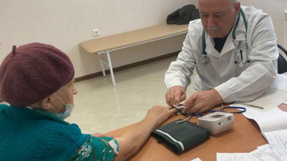 На Ставрополье мобильная бригада медиков провела приём для жителей посёлка