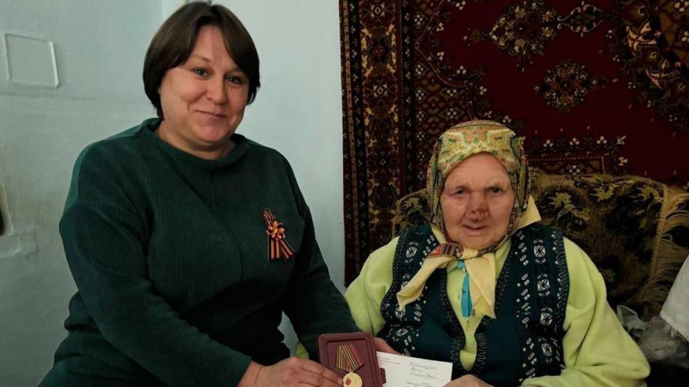 В преддверии 80-летия Победы в ВОВ наградили труженицу тыла из Новоселицкого округа