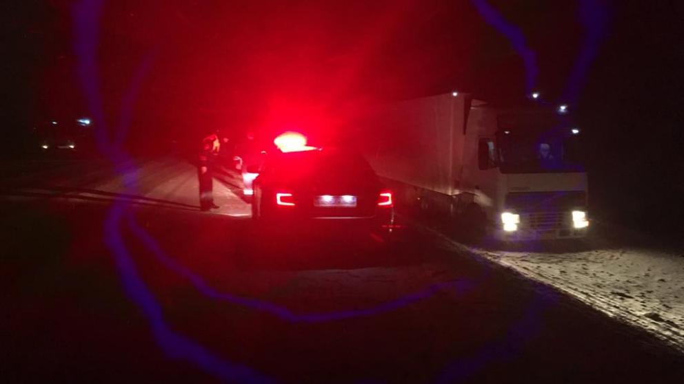 На Ставрополье автоинспекторы освободили большегруз из «снежного плена»