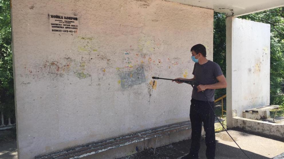 В Железноводске ремонтируют остановочные павильоны