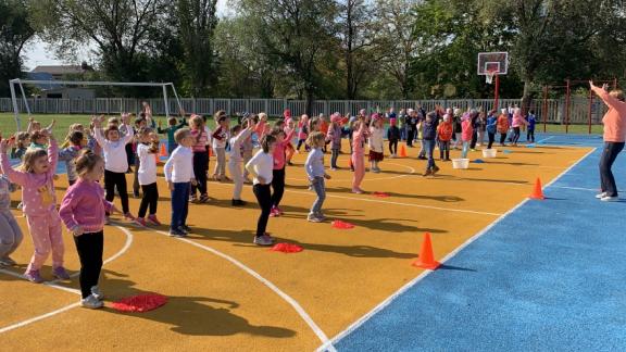 В Невинномысске при школе открыли комплексную спортивную площадку