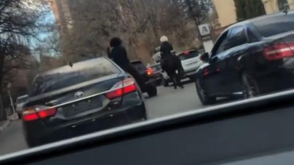 В Кисловодске накажут участников свадебного кортежа на иномарках и лошадях