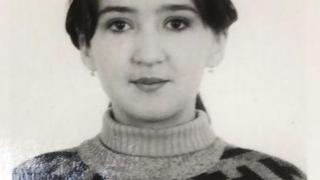 Женщину в чёрной куртке с капюшоном ищут в посёлке Иноземцево