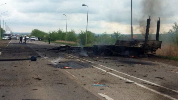 Возле Ставрополя на трассе загорелся автоприцеп с краской