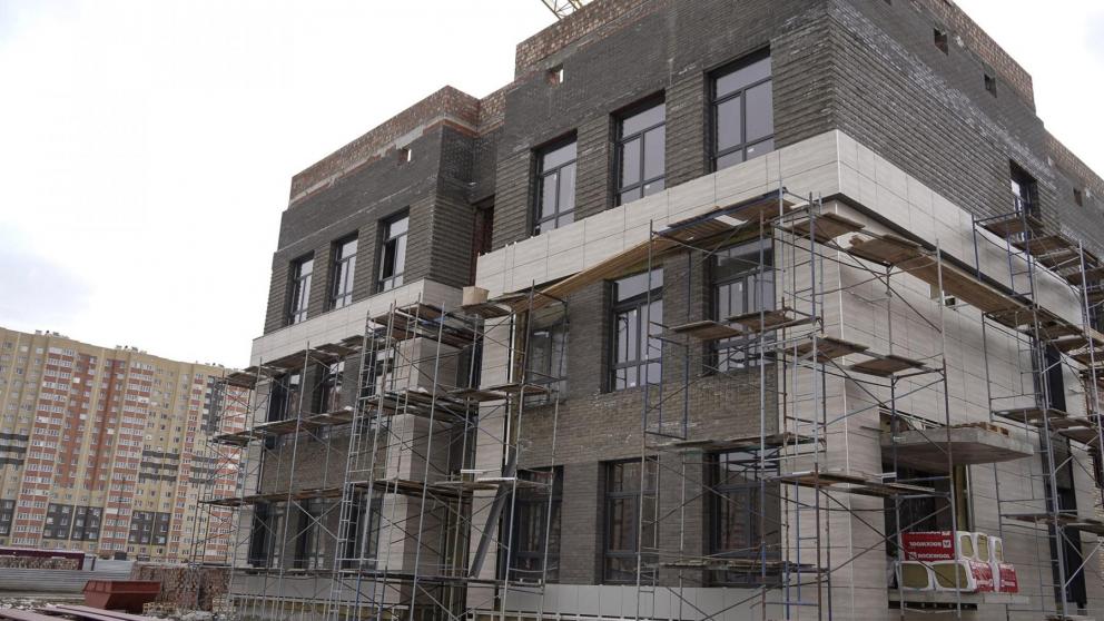 Губернатор Владимиров посетил строящиеся школу и дисконт-центр в Ставрополе