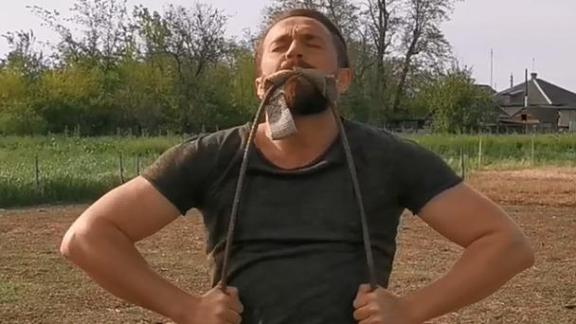 Ставропольский силач согнул зубами арматуру