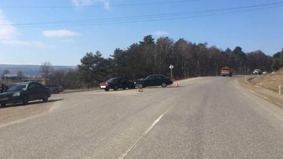 Два человека пострадали в ДТП «Тойоты» и «Приоры» под Кисловодском