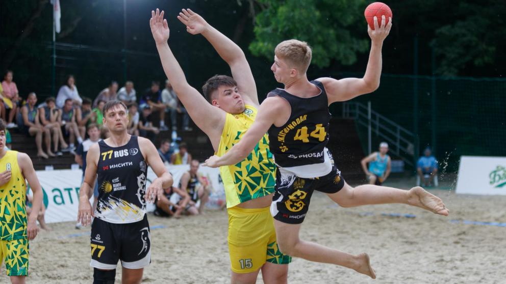 В Ставрополе проходит первенство России по пляжному гандболу