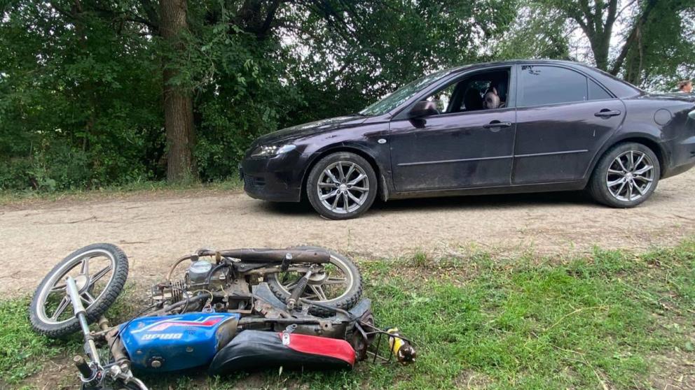 Задетый машиной мопед упал на пешехода в Ипатовском округе