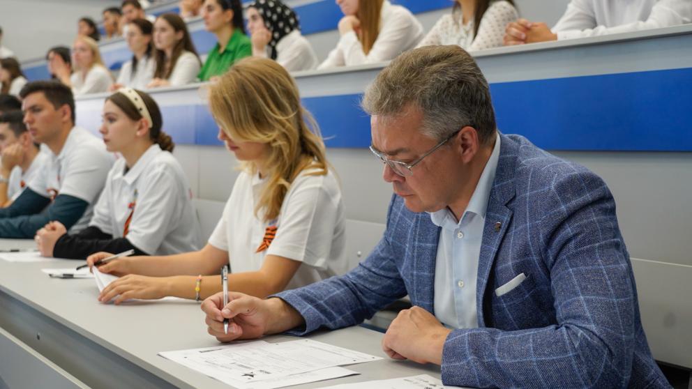 Губернатор Ставрополья принял участие в акции «Диктант Победы»
