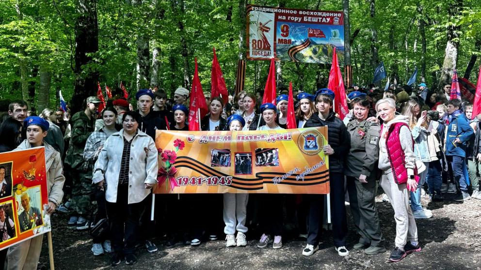 Сотрудники Железноводской горбольницы приняли участие в восхождении на Бештау
