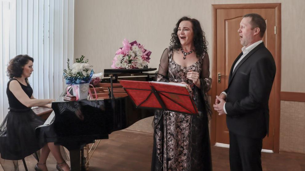 Солисты Ставропольской филармонии показали юным луганским артистам «Русский сувенир»