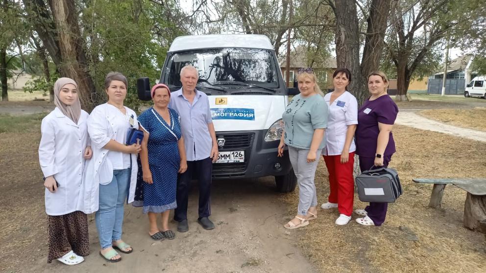 Мобильная бригада медиков провела диспансеризацию пожилых жителей села Бурлацкого