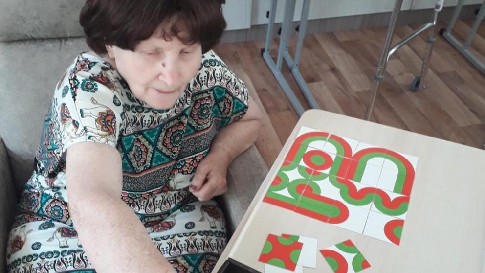 Снять стресс невинномысским пенсионерам помогают паззлы