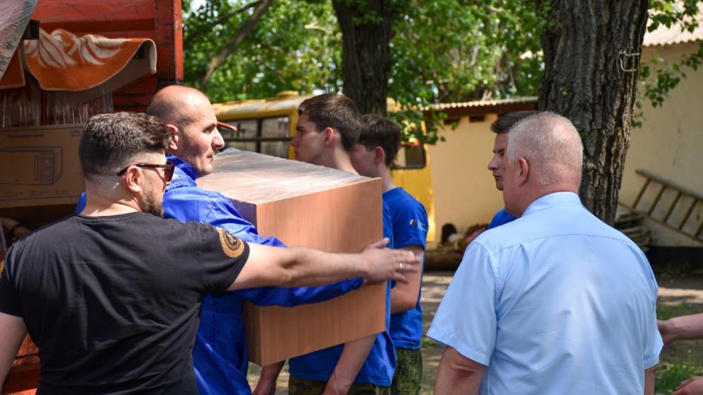 Бытовую технику и игровые площадки доставили детям Антрацита из Кисловодска