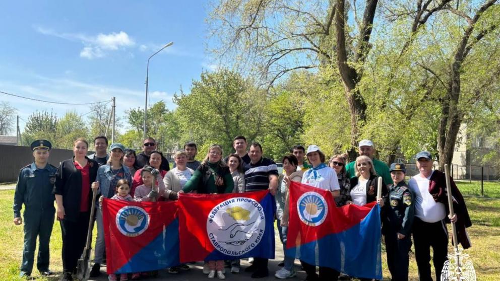 Сотрудники МЧС высадили 15 клёнов в Зеленокумске