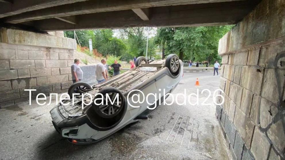 Легковушка перевернулась под мостом в Пятигорске