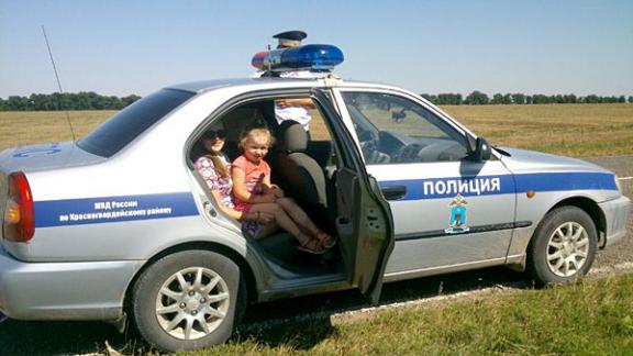 На Ставрополье сотрудники ГАИ спасли от жары мать с маленькой дочкой