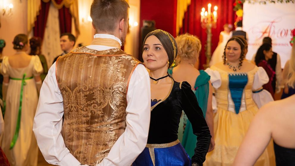 Жители Ставрополя освоили полонез на балу цветов