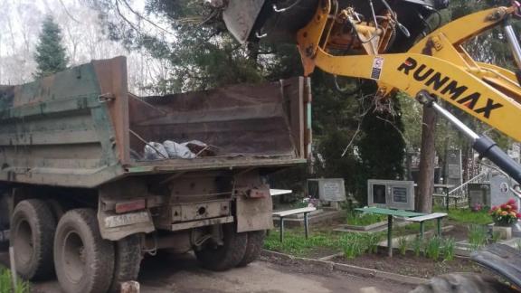 Более 650 тонн мусора вывезли с территорий кладбищ в Ставрополе