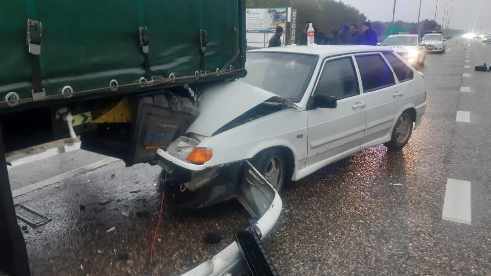 Легковушка врезалась на высокой скорости в грузовик на трассе около Пятигорска