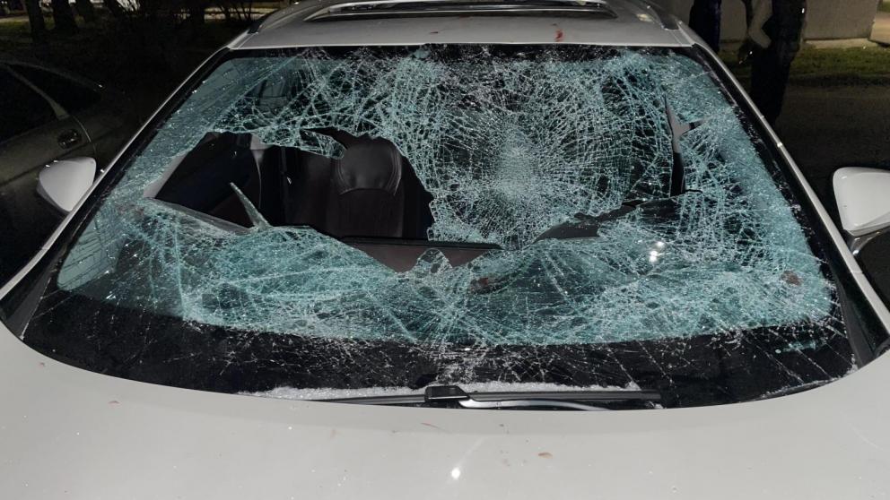 В Невинномысске пьяный мужчина разгромил чужой автомобиль