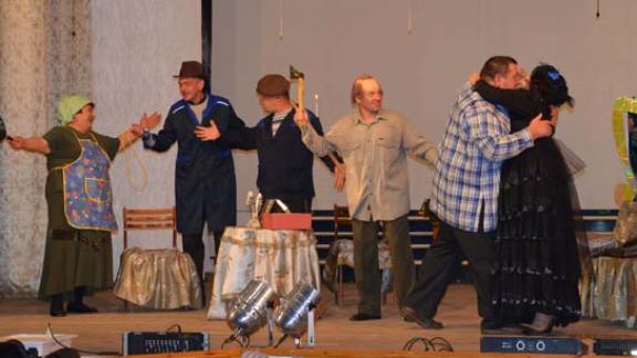 Артисты театра села Дивного показали спектакль «Медведь» по пьесе А. Чехова