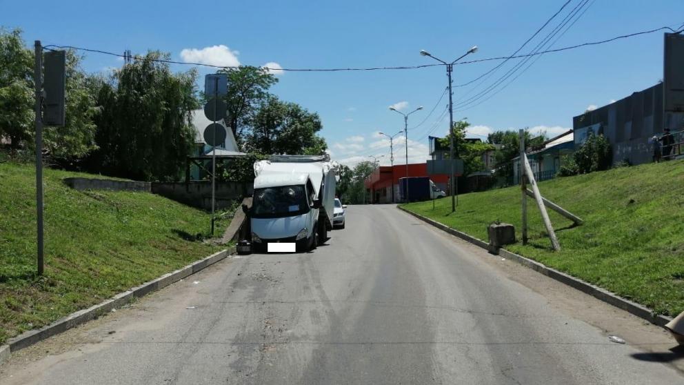 В Ессентуках грузовик врезался в пролёт железнодорожного моста
