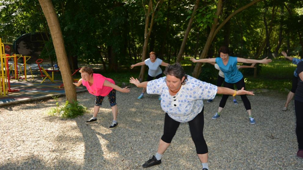 За здоровьем невинномысские пенсионеры отправляются в парк