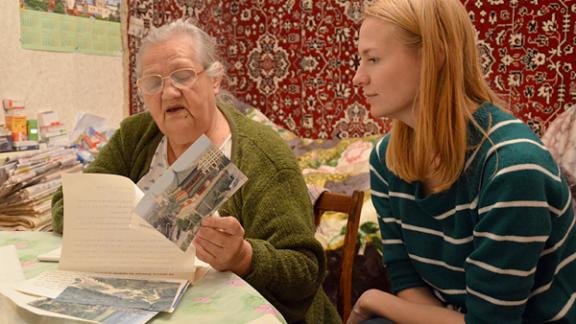 Волонтеры помогли пенсионерке подготовиться к зиме