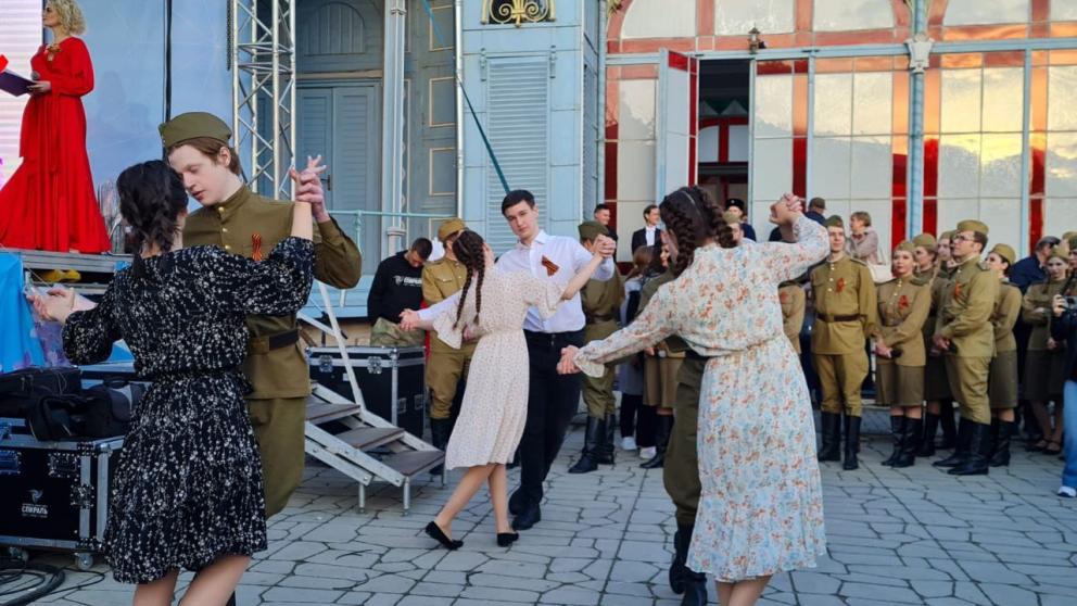 Жители и гости Пятигорска 9 мая станцевали «Вальс Победы»