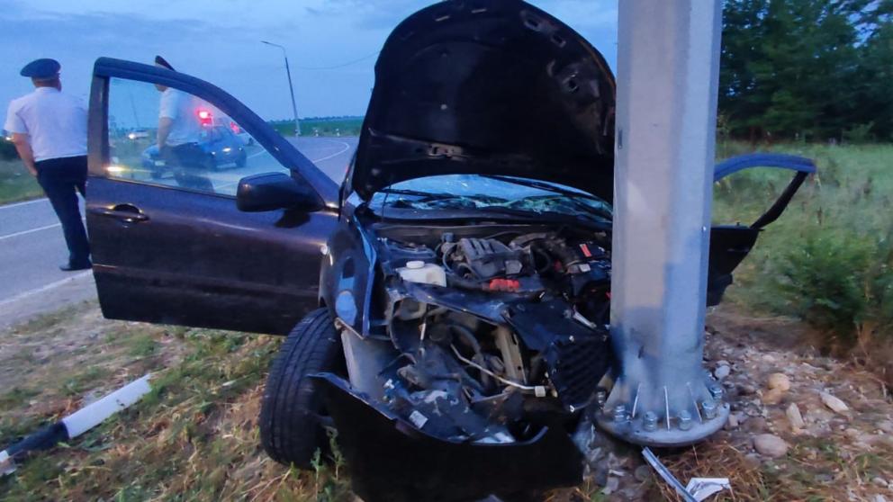 Автомобиль врезался в столб в Георгиевском округе: два человека пострадали