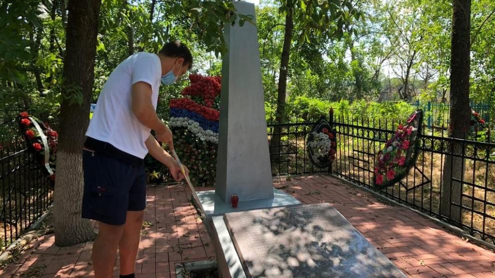 Минераловодские активисты привели в порядок территорию у братской могилы