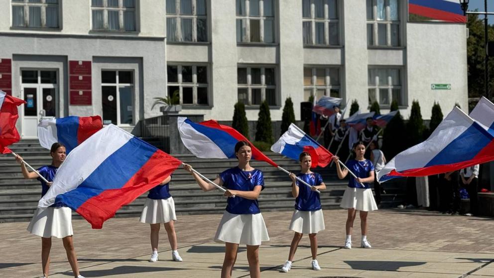 Вручение паспортов, автопробеги и сбор гуманитарной помощи – на Ставрополье отмечают День флага России 