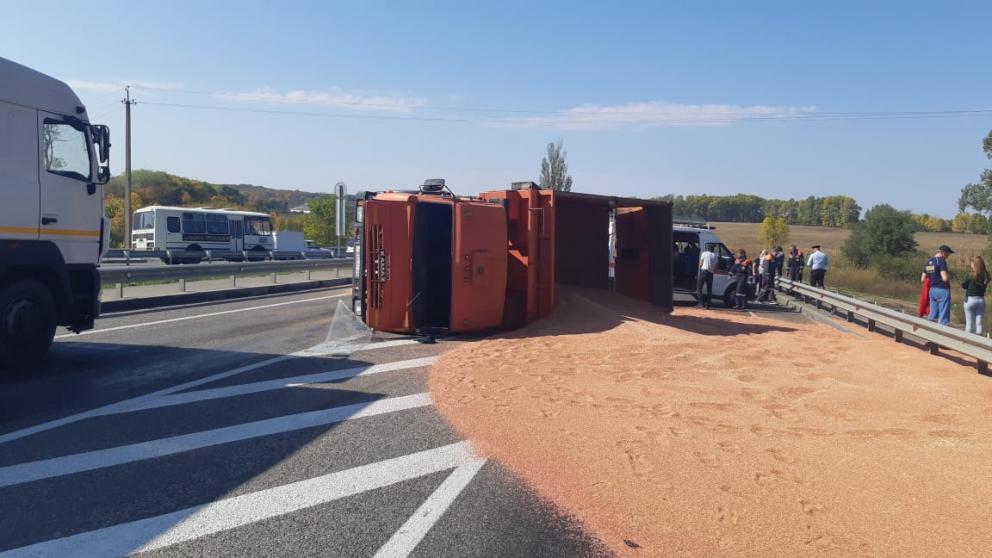 Самосвал с зерном перевернулся в Ставрополе