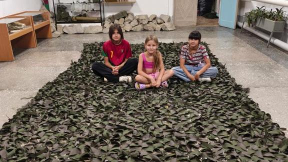 Волонтёрам из Ипатовского округа школьники помогают плести сети и делать окопные свечи