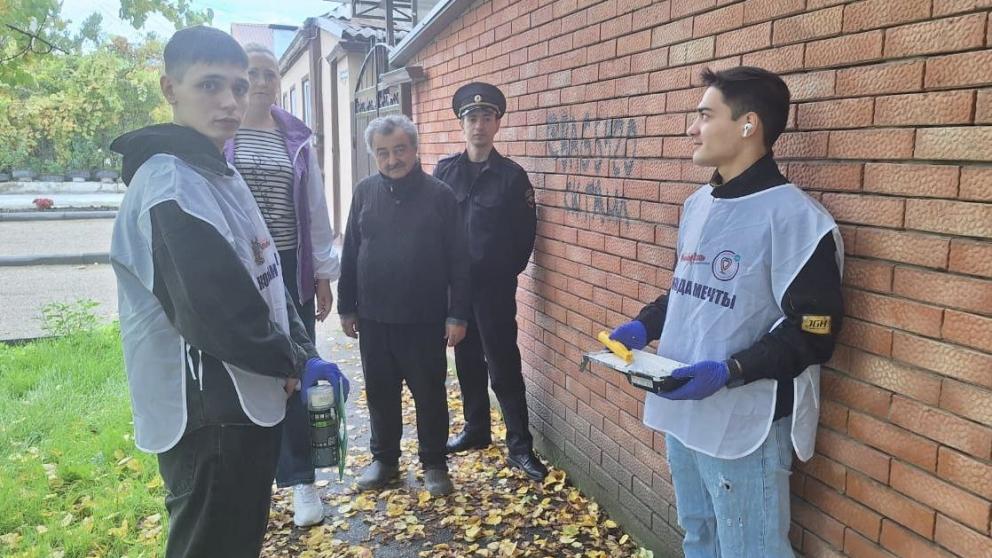 В Георгиевске на улицах закрасили настенную рекламу запрещённых веществ