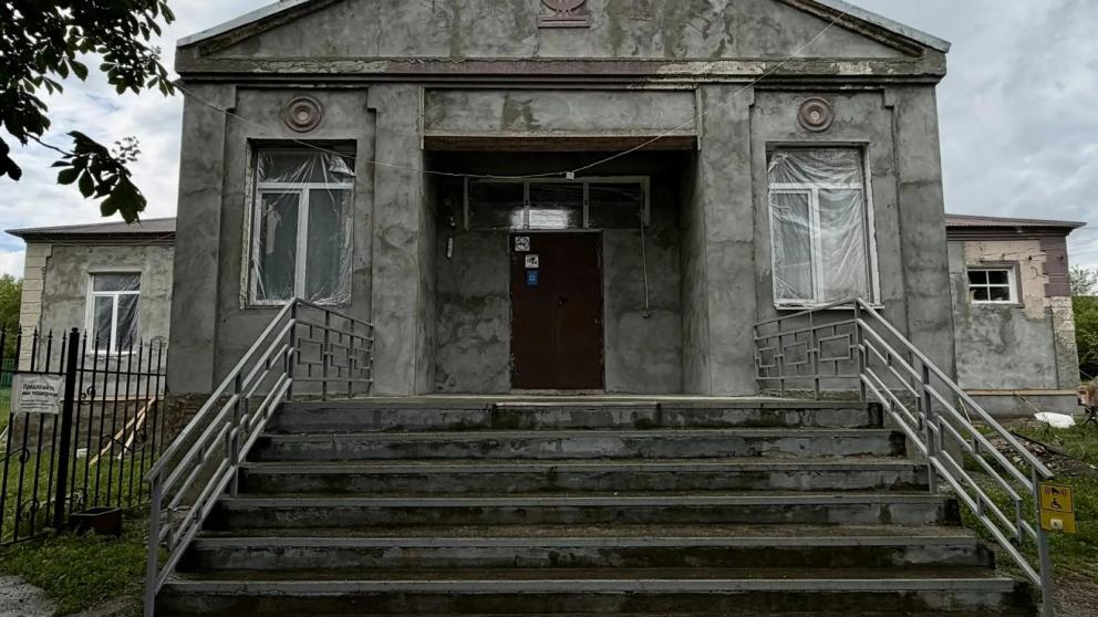Фасад Дома культуры в селе Красноярском обновят раньше срока