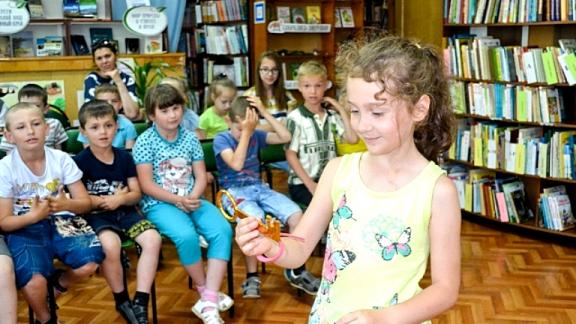 Ребята из села Кочубеевского каникулы проводят с книгой