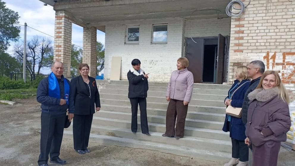 Ход ремонта школы в селе Безопасном проверили представители власти