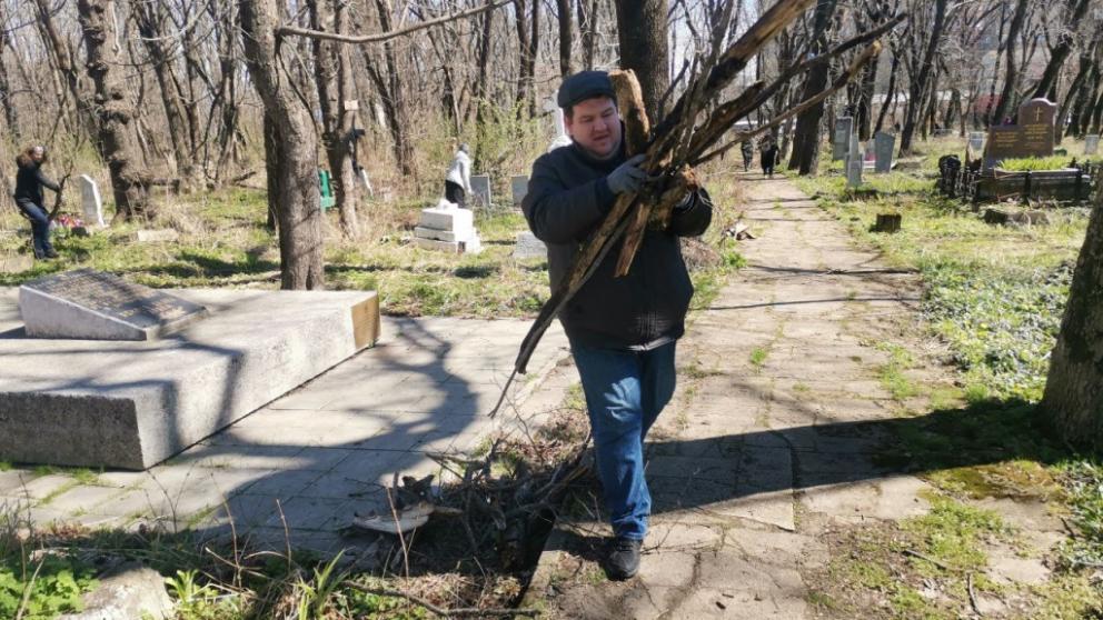 Ставропольские музейщики приняли участие в субботнике на Успенском кладбище