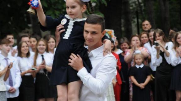 Глава Ессентуков вместо родителей отвёл в первый класс девочку из Мариуполя