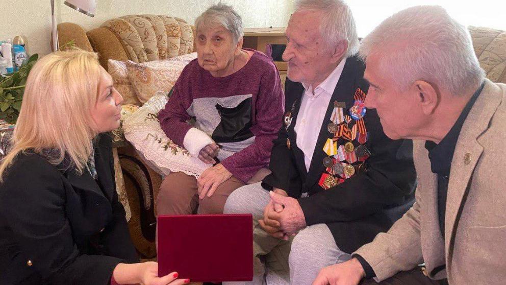 Ставропольские депутаты вручили медаль супругам, которые в браке уже 70 лет